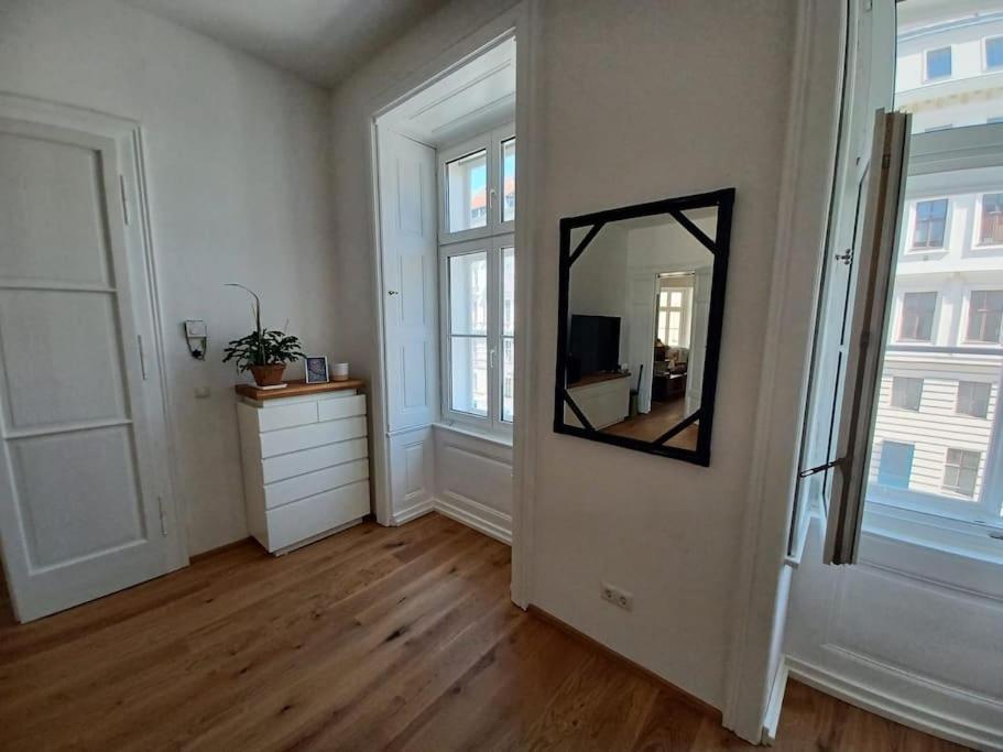 Sehr Zentral Gelegen Apartment Vienna Luaran gambar